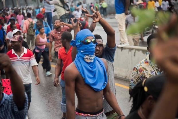 Personas participan durante protestas este viernes para pedir la renuncia del presidente, Jovenel Moise, en Puerto Príncipe (Haití). 