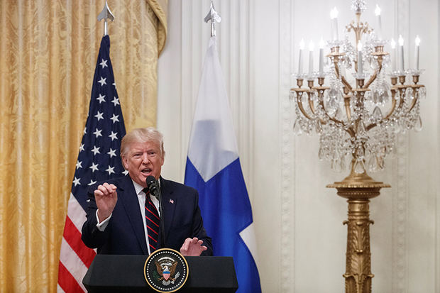 El presidente de los Estados Unidos, Donald J. Trump, responde a una pregunta de los medios de comunicación durante una conferencia de prensa conjunta con el presidente de Finlandia, Sauli Niinistö (no en la foto) en la Sala Este de la Casa Blanca en Washington, DC, EE. UU., 02 de octubre de 2019.