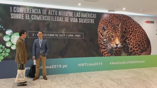 Un par de asistentes fue registrado este jueves a la entrada de la primera Conferencia de Alto Nivel de las Américas sobre el Comercio Ilegal de Vida Silvestre, en Lima (Perú).