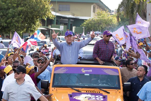 Leonel Fernández finaliza su campaña a las primarias en un recorrido popular