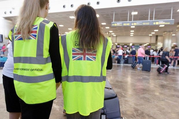 Personal de la embajada del Gobierno Británico asisten en el aeropuerto Tenerife Sur a pasajeros afectados por la quiebra del turoperador británico Thomas Cook.