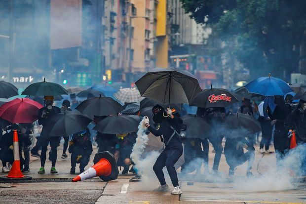 La Policía de Hong Kong y los manifestantes más radicales volvieron a enfrentarse esta madrugada en la ciudad semiautónoma.