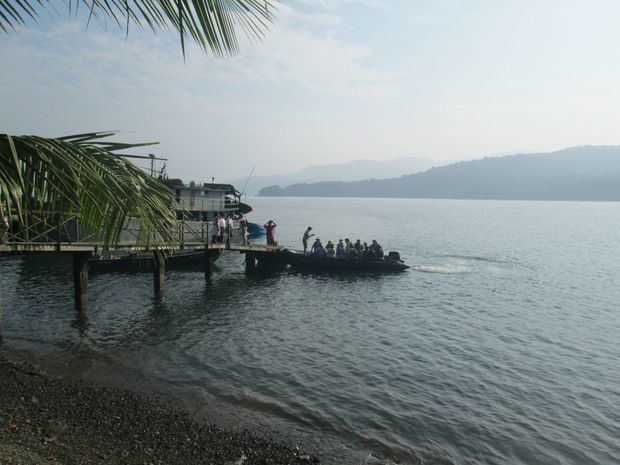 Registro de una embarcación con turistas en el puerto de Bahía Solano, en el Pacífico de Colombia.
