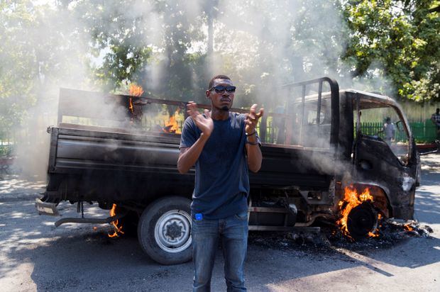 Un manifestante celebra este miércoles tras la quema de un camión policial cerca del Palacio Nacional, en Puerto Príncipe (Haití).