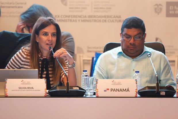 La ministra de cultura de Andorra, Silvia Riva, habla junto a su homólogo de Panamá, Carlos Aguilar, en la clausura de la XX Conferencia de Ministros Iberoamericanos de Cultura este viernes en Bogotá (Colombia).