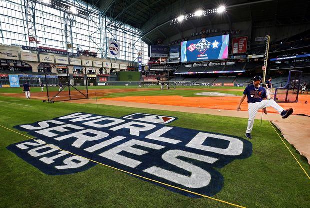 El jugador de los Astros de Houston cruza la cuerda alrededor del registro de la Serie Mundial después de recoger una pelota de béisbol en la práctica de bateo durante el Día de los Medios de la Serie Mundial MLB 2019 en Minute Maid Park en Houston, Texas, EE. UU.