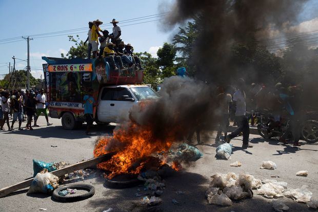 Cientos de personas se manifiestan el pasado viernes en contra del presidente Jovenel Moise, junto a una barricada en el barrio Tabarré de Puerto Príncipe (Haití).
