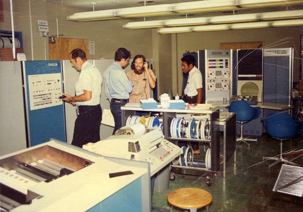 Fotografía cedida por la Universidad de California Los Ángeles (UCLA) donde se muestra a varios científicos mientras trabajan en el primer laboratorio de Internet en el campus en Los Ángeles (Estados Unidos).