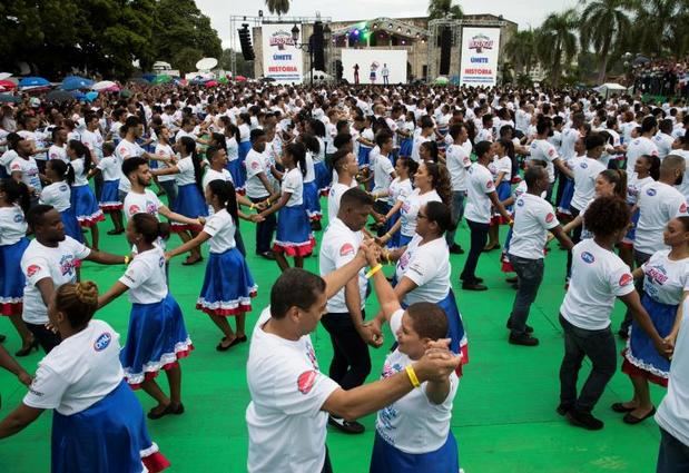 427 parejas de dominicanos participan bailan para lograr un récord Guinness este domingo, en Santo Domingo (República Dominicana). 