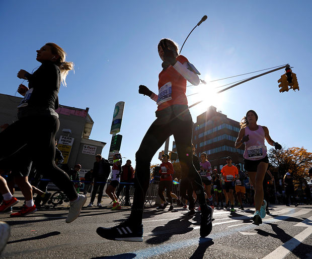 Los corredores pasan por Brooklyn durante el Maratón TCS New York City 2019 en Nueva York, EE. UU.