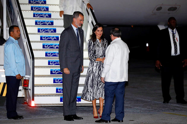El Rey Felipe VI y la Reina Letizia son recibidos por el Ministro de Relaciones Exteriores cubano, Bruno Rodríguez (d), a su llegada esta noche al aeropuerto Internacional José Martí en La Habana, donde inician un viaje oficial de cuatro días a Cuba, y que se enmarca en la conmemoración de los 500 años de la fundación de La Habana.