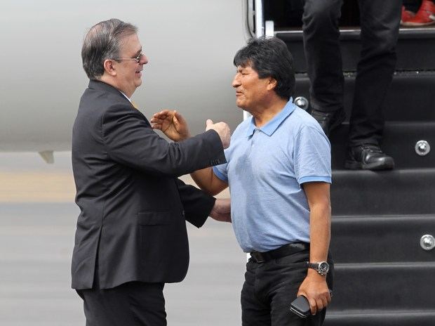 El ministro mexicano de Exteriores, Marcelo Ebrard (i), recibe al expresidente de Bolivia Evo Morales a su llegada este martes al Aeropuerto Internacional de la Ciudad de México (México).
