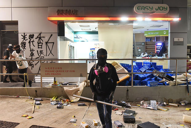 Hong Kong amanece por cuarto día con carreteras cortadas y gas lacrimógeno.