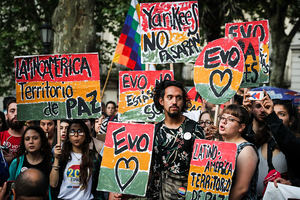 Personas participan en una concentración con el lema 'No al golpe de Estado en Bolivia' convocada por la principal central sindical de Uruguay, el PIT-CNT, este jueves, en Montevideo, Uruguay. 