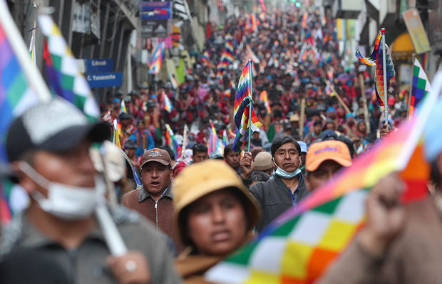 Cientos de simpatizantes del expresidente boliviano Evo Morales marchan este jueves, en La Paz (Bolivia).