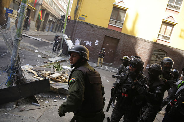 Manifestantes se enfrentan a la policía boliviana durante una protesta contra el Gobierno provisional del país este viernes, en el centro de La Paz, Bolivia.