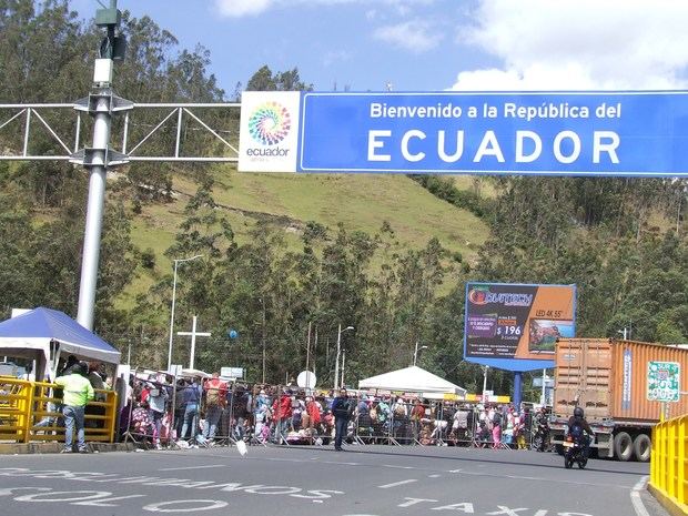Cientos de migrantes venezolanos llegan al Puente de Rumichaca, en la frontera entre Colombia y Ecuador, en Tucán, Ecuador. 