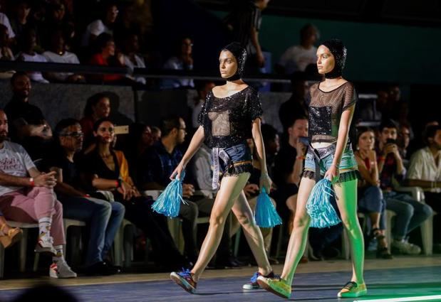 Dos modelos lucen los diseños de la colección “Glorias Deportivas”, en la noche de este viernes 22 de noviembre del 2019, en La Habana, Cuba..