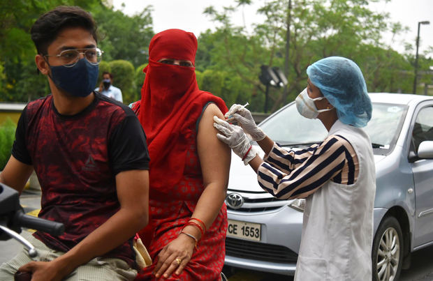 India suma menos de 300.000 contagios de covid-19 por primera vez en 25 días.