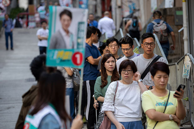 Los ciudadanos se alinean para emitir su voto en las elecciones ordinarias del Consejo de Distrito en Hong Kong, China, el 24 de noviembre de 2019. Este domingo 4,13 millones de electores inscritos emitirán sus votos para las elecciones ordinarias del Consejo de Distrito de 2019. Hong Kong se encuentra en su sexto mes de protestas masivas, provocadas originalmente por un proyecto de ley de extradición ahora retirado.