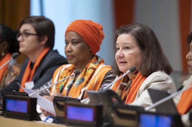Fotografía cedida por la ONU donde aparece la jefa de gabinete del secretario general, Maria Luiza Ribeiro Viotti (d), mientras habla junto a la directora ejecutiva de ONU Mujeres, Phumzile Mlambo-Ngcuka (c),