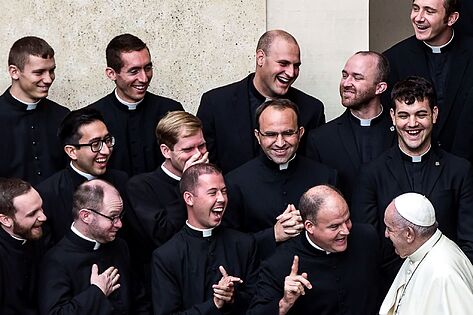 El Papa Francisco bromea con un grupo de sacerdotes durante la celebración de la audiencia general de los miércoles en el patio de san Damaso, este miércoles, en Ciudad del Vaticano.