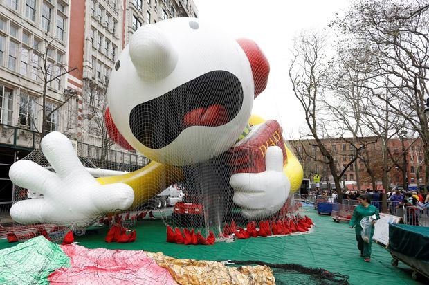 Un trabajador de globos de Macy's pasa por el globo del 'Diario de un niño debilucho' un día antes del 93o desfile anual del Día de Acción de Gracias de Macy's en Nueva York, Nueva York, EE. UU.