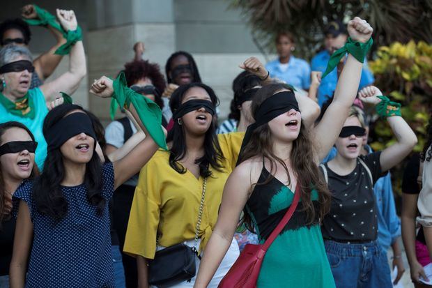 Decenas de mujeres participan este viernes en la intervención “Un violador en tu camino”, popularizada por el movimiento feminista chileno Las Tesis, para denunciar los abusos y violencia que sufren las mujeres, durante un plantón realizado frente a la Suprema Corte de Justicia.