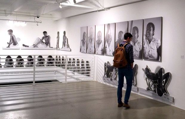 Un joven fue registrado este sábado al observar la muestra 'Time for Change: Art and Social Unrest' (Tiempo de cambio: arte y desorden social), en El Espacio 23, la nueva sede de la colección privada del coleccionista Jorge Pérez, en Miami, Florida, EE.UU.