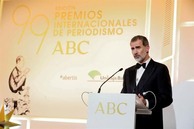 El rey Felipe pronuncia unas palabras durante la celebración de la 99 edición de los premios de Periodismo ABC 'Mariano de Cavia', 'Luca de Tena' y 'Mingote', este martes en Madrid.