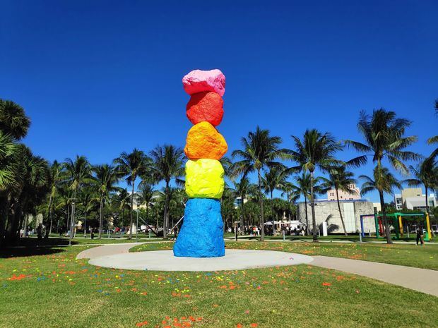Vista este martes de la escultura 'Derrame' (2019) de la artista Marcela Sinclair, que forma parte de la exposición 'Disruptions', en el parque Collins de Miami Beach, Florida (EE.UU).