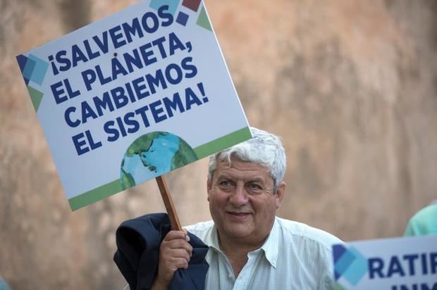 El director Nacional del Colegio de Profesores de Chile, Hugo Gerter, participa este viernes en la manifestación “Por el clima y por Chile. ¡ Salvemos el planeta, cambiemos el sistema !”, realizada en el Parque Independencia de Santo Domingo (República Dominicana). 