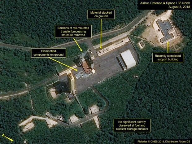 Imagen por satélite de varias instalaciones mientras eran desmanteladas en el lugar de lanzamiento de satélites de Sohae, el principal lugar de pruebas de misiles de Corea del Norte, tomada el 3 de agosto de 2018.