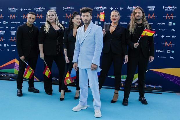 El representante español en Eurovisión Blas Cantó este domingo a su llegada a la alfombra turquesa, para la ceremonia inaugural de la edición 65 de Eurovisión en Países Bajos.