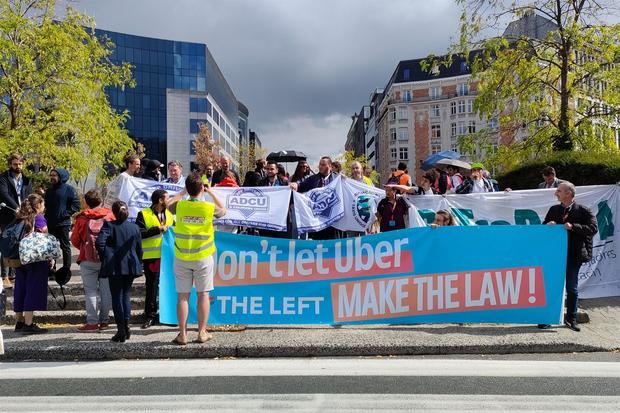 Alrededor de 700 taxistas de diferentes países, incluido España, se manifiestan este jueves en Bruselas para pedir a las instituciones de la Unión Europea (UE) poner coto a la plataforma Uber.