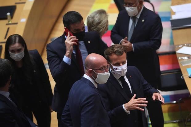 El presidente francés Emmanuel Macron habla con el presidente del Consejo Europeo, Charles Michel (i), en el cuarto día de la reunión del Consejo Europeo en Bruselas, Bélgica.