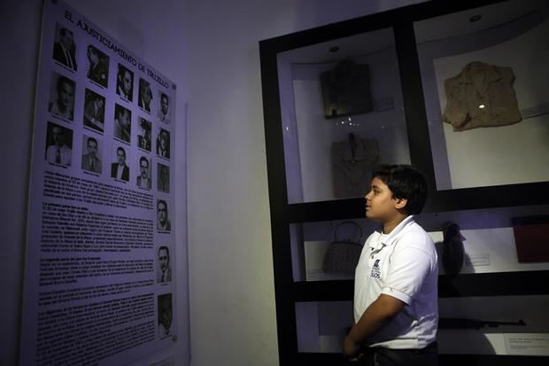 Fotografía de archivo de un estudiante que recorre el Museo de la Resistencia Dominicana.