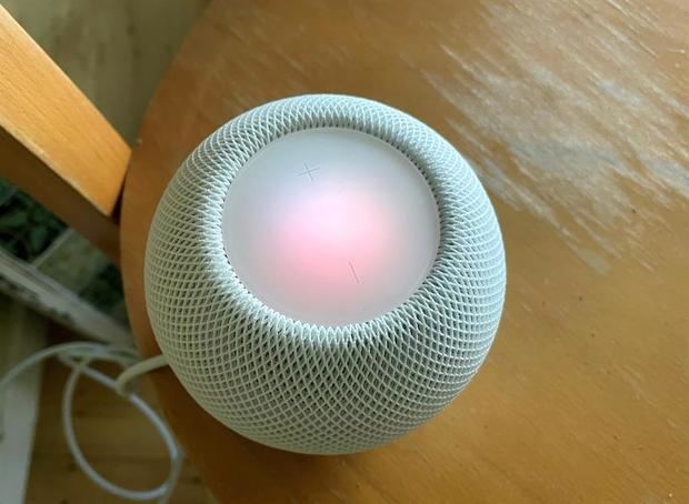 Fotografía de un HomePod mini de Apple, con diseño esférico, de textura suave agradable al tacto, de sólo 3,3 pulgadas de altura (8,43 cm) y que cuesta 99 dólares (99 euros). 