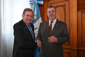 Bernardo Arévalo de León (d), y el líder de la oposición venezolana, Edmundo González Urrutia, durante una reunión este miércoles, en el Palacio Nacional de la Cultura en Ciudad de Guatemala.