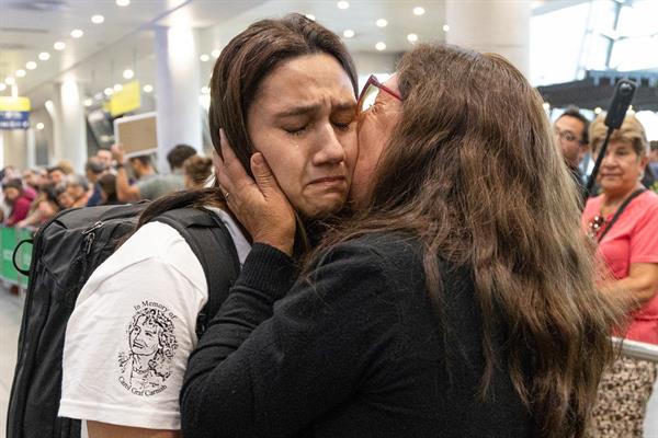 Emocionante reencuentro de familias chilenas separadas por adopciones ilegales durante la dictadura de Pinochet