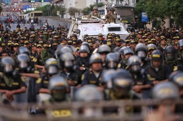 Policias y militares custodian las inmediaciones del Congreso de Perú durante una nueva manifestación antigubernamental hoy, en Lima (Perú).