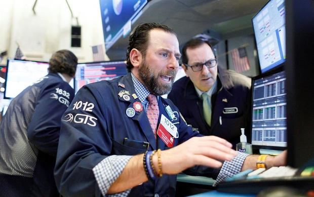 Los comerciantes trabajan en el piso de la Bolsa de Nueva York (NYSE) en la campana de apertura en Nueva York, Nueva York, Estados Unidos.