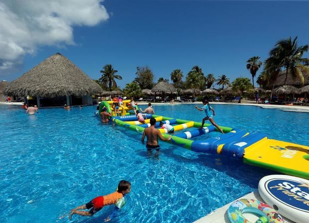 Niños juegan en una piscina de un hotel en Varadero, Cuba.