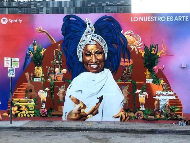 Fotografía cedida este martes por Ariel Fernández Díaz en la que se registró un mural de grandes proporciones y a todo color con la imagen sonriente de la legendaria sonera cubana Celia Cruz, pintado por el artista urbano Cale K2S, en una pared en el barrio de Wynwood de Miami, Florida, EE.UU