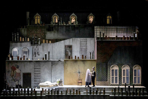 Escena de la 'Bohème' con la que la directora Emma Dante regresa al Teatro San Carlo de Nápoles y que desde el lunes, por primera vez en la pandemia, no tendrá limitaciones de aforo, debido a un reciente decreto del Gobierno nacional.