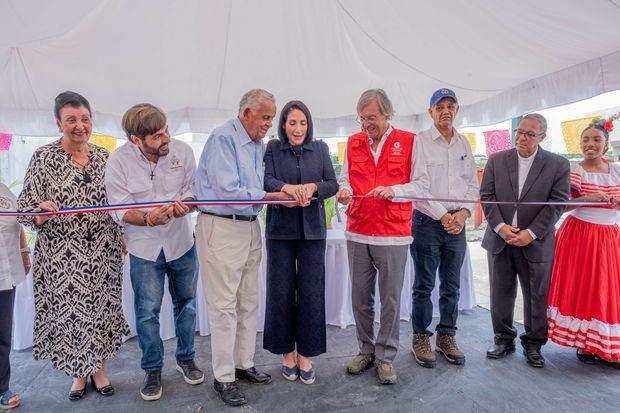 Besaida Santana, padre Tomás García, Rafael Bisonó, primera dama Raquel Arbaje, embajador Antonio Pérez-Hernández y Torra, alcalde Francisco Peña, monseñor Faustino Burgos.