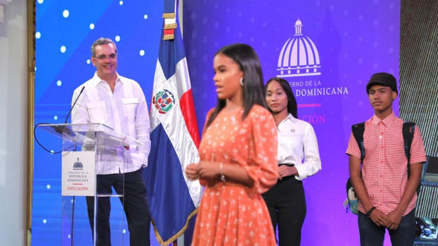El presidente Luis Abinader, junto al ministro de Educación, Roberto Fulcar, encabezó el lanzamiento del programa “English for a Better Life”