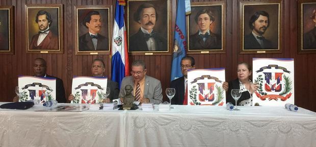  El presidente del Inst. Duartiano Wilson Gómez Ramírez junto a otros directivos.