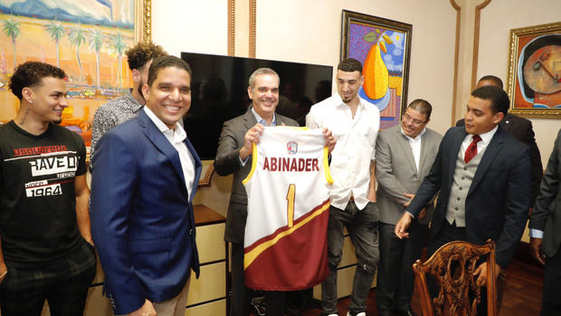 Presidente Abinader recibe a basquetbolista dominicano Chris Duarte en Palacio Nacional.