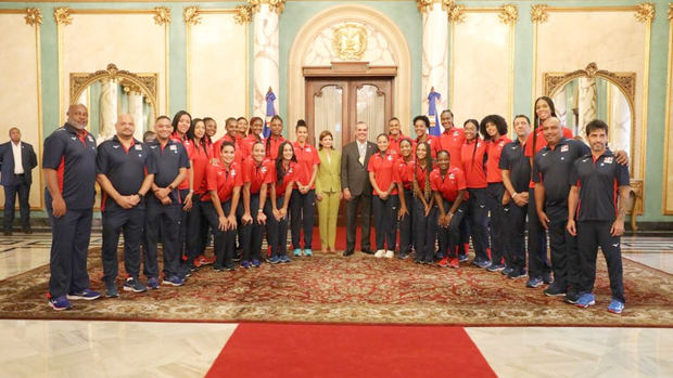 Presidente Abinader recibe en Palacio Nacional a las Reinas del Caribe tras su triunfo en la Copa Panamericana.
